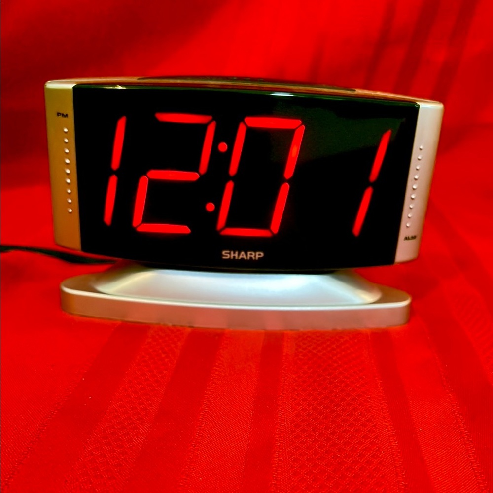 Sharp Digital Swivel Alarm Clock Model SPC033 Battery backup